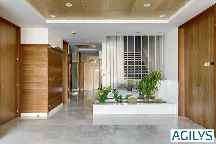 19 Avenue De Norvège, Villebon-sur-Yvette to rent - Lobby - Image 2 of 12