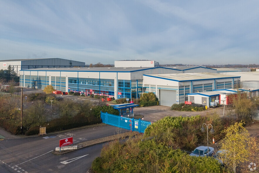St. Davids Way, Nuneaton to rent - Primary Photo - Image 1 of 2