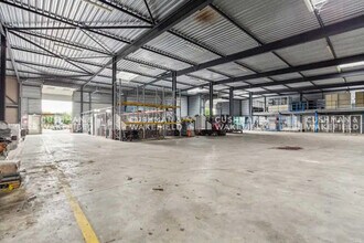 2 Avenue Des 3 Peuples, Montigny-le-Bretonneux to rent Building Photo- Image 2 of 5