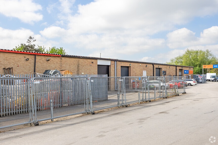 1-9 Chieftain Way, Lincoln to rent - Building Photo - Image 2 of 6