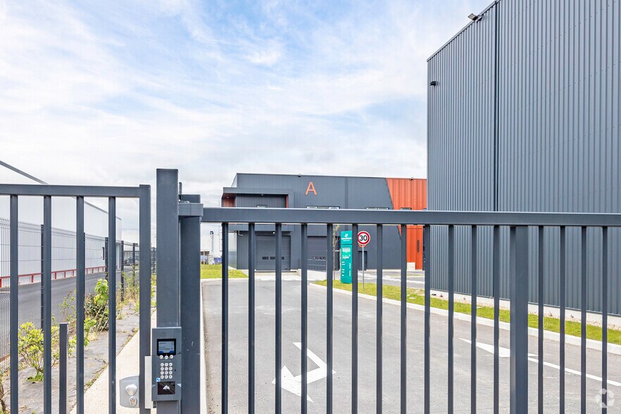 Light Industrial in Saint-Ouen-l'Aumône to rent - Building Photo - Image 2 of 2