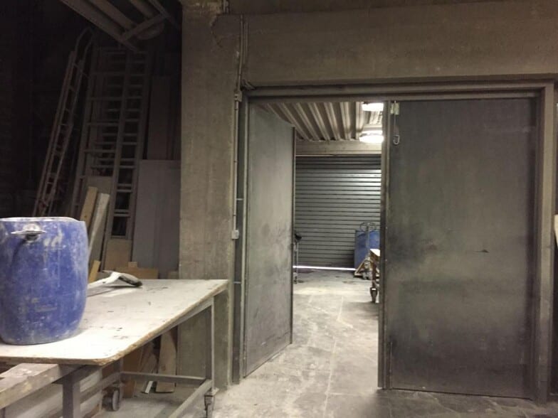 Light Industrial in Ivry-sur-Seine for sale - Interior Photo - Image 2 of 4