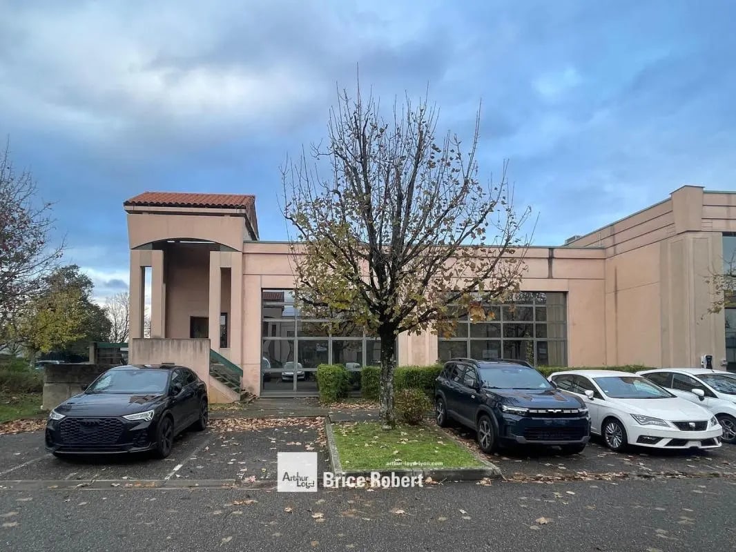30 Rue Du 35eme Regiment D'Aviation, Bron to rent Building Photo- Image 1 of 7