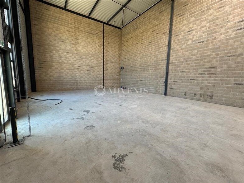 Light Industrial in Serris to rent - Interior Photo - Image 3 of 6