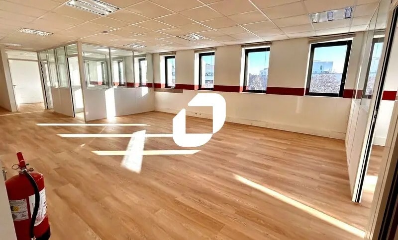 Office in Nanterre to rent - Interior Photo - Image 1 of 3