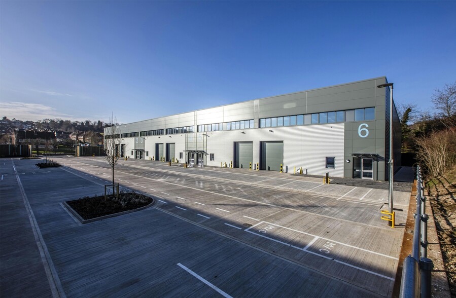 6 Asheridge Rd, Chesham to rent - Building Photo - Image 3 of 4