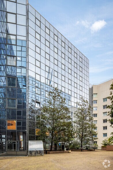 2 Place Des Vosges, Courbevoie to rent - Building Photo - Image 3 of 15