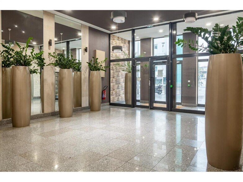 Office in Bagnolet to rent - Lobby - Image 2 of 12