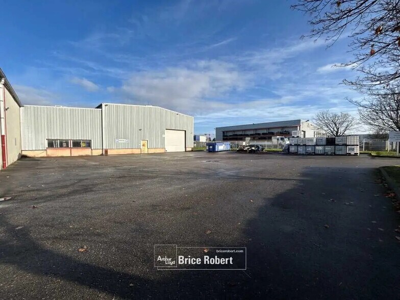 Light Industrial in Chassieu to rent - Building Photo - Image 2 of 3