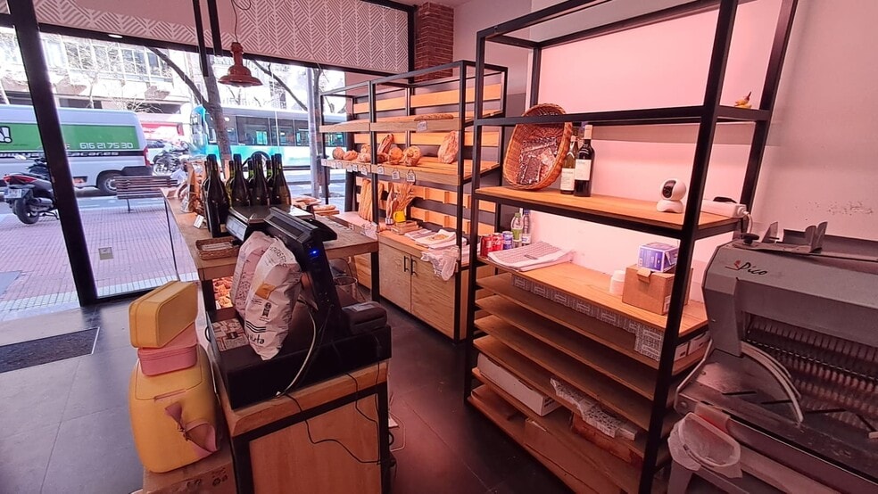 Retail in Madrid, Madrid to rent - Interior Photo - Image 2 of 9
