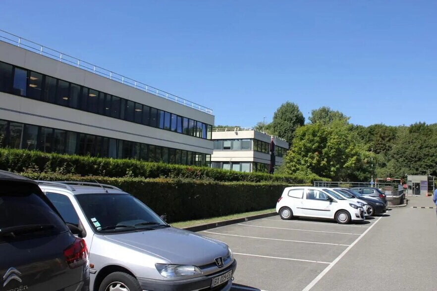 18 Rue Grange Dame Rose, Vélizy-Villacoublay to rent - Building Photo - Image 2 of 6