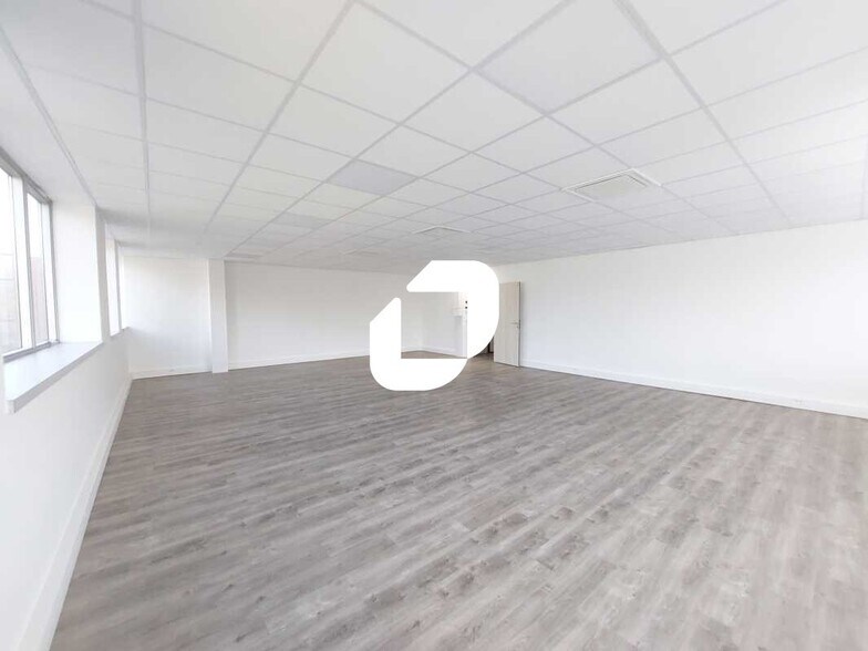 130 H Avenue Joseph Kessel, Voisins-le-Bretonneux to rent - Interior Photo - Image 3 of 21