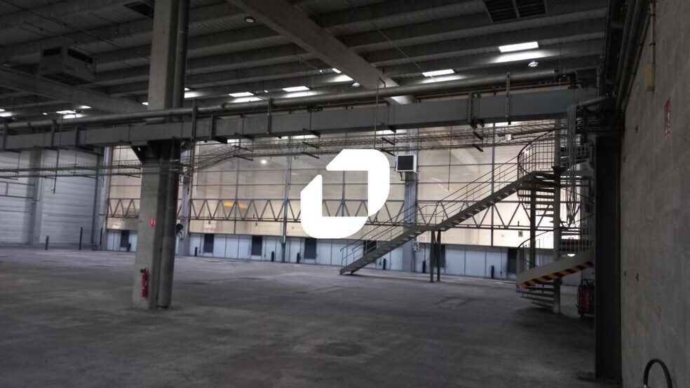 Industrial in Mitry-Mory to rent - Interior Photo - Image 2 of 15