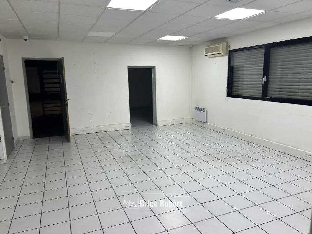 Light Industrial in Vaulx-en-Velin to rent Interior Photo- Image 1 of 4