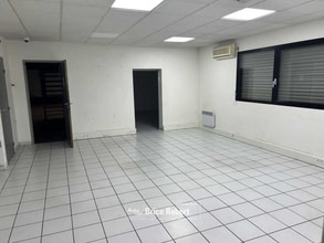 Light Industrial in Vaulx-en-Velin to rent Interior Photo- Image 1 of 4