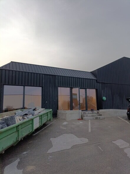 Rue Des Echoppes, Quetigny to rent - Building Photo - Image 2 of 6