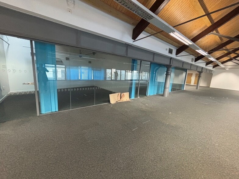 Wolverton Park Rd, Milton Keynes to rent - Building Photo - Image 3 of 20