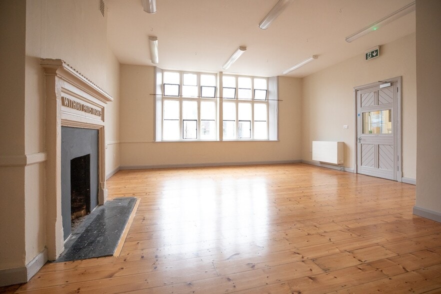 83 High St, Street to rent - Building Photo - Image 3 of 5