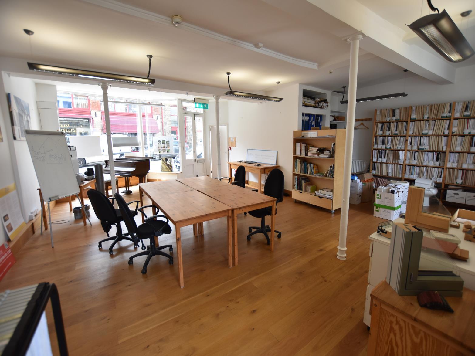 18 Market Pl, Bideford to rent Interior Photo- Image 1 of 5