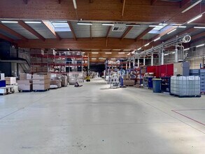 Light Industrial in Décines-Charpieu to rent Interior Photo- Image 1 of 6