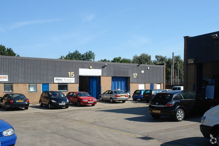 11-17 Horatius Way, Croydon to rent - Building Photo - Image 2 of 4