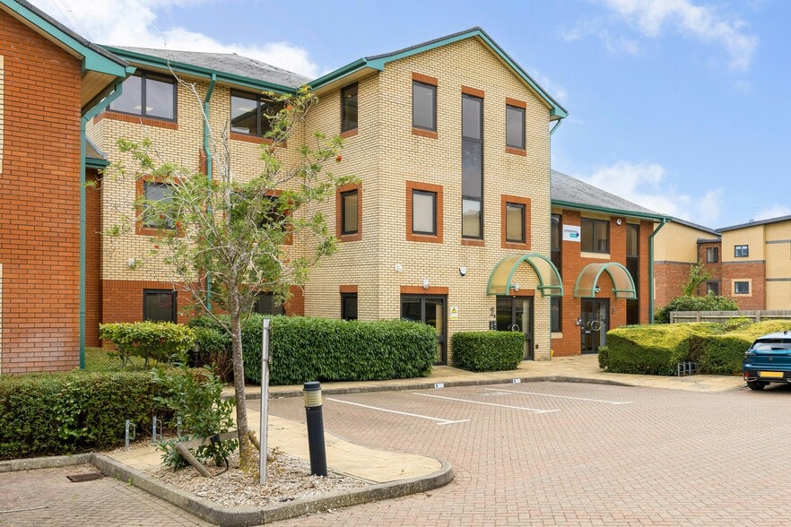 Smeaton Clos, Aylesbury to rent - Building Photo - Image 2 of 12