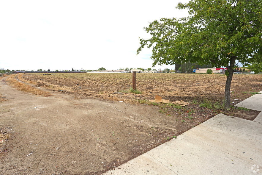 Dinuba Blvd, Visalia, CA for sale - Primary Photo - Image 1 of 2