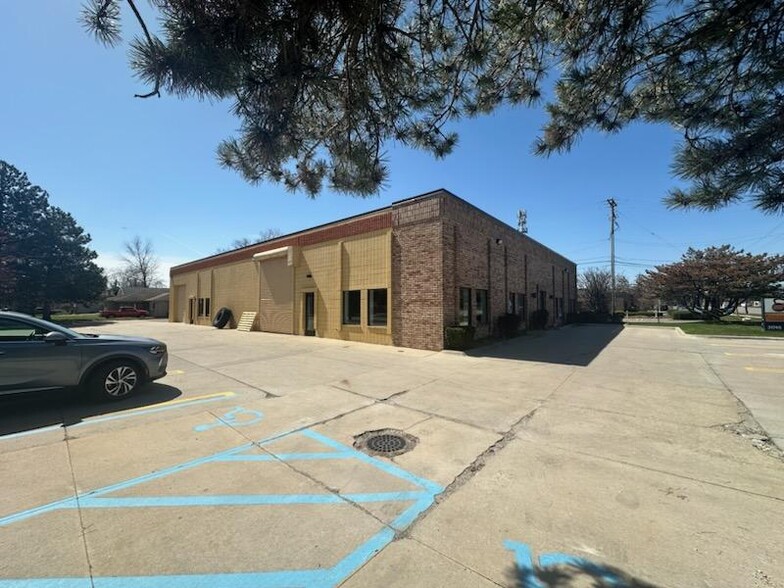 31745-31747 8 Mile Rd, Livonia, MI for rent - Building Photo - Image 1 of 7