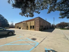 31745-31747 8 Mile Rd, Livonia, MI for rent Building Photo- Image 1 of 8