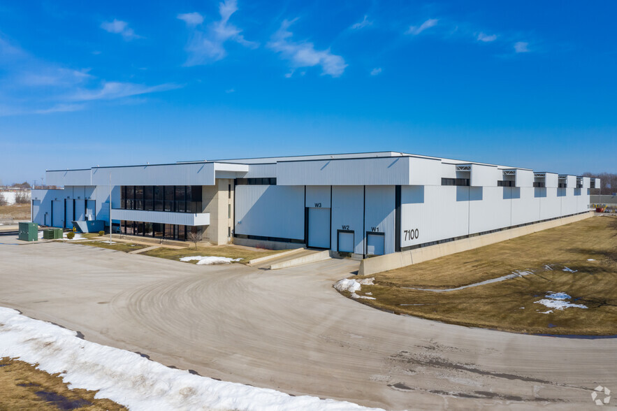 7100 W Calumet Rd, Milwaukee, WI for rent - Building Photo - Image 1 of 6