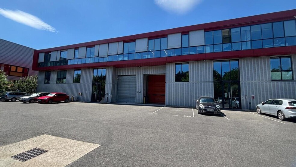 Light Industrial in Gennevilliers to rent - Building Photo - Image 2 of 15