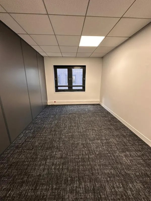 Office in Suresnes to rent Building Photo- Image 1 of 28