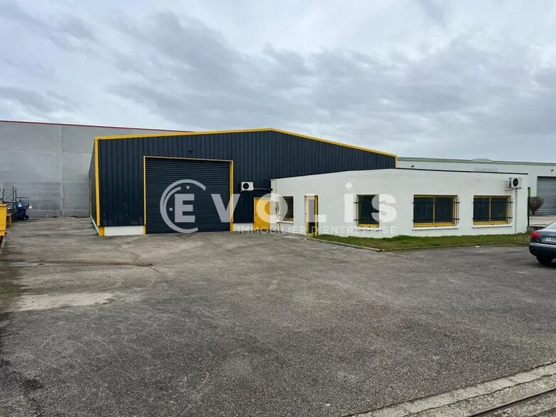 Light Industrial in Pusignan to rent - Building Photo - Image 2 of 20