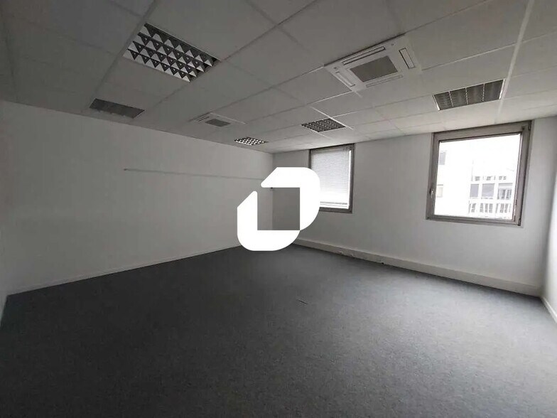 14 Avenue Gustave Eiffel, Montigny-le-Bretonneux to rent - Interior Photo - Image 2 of 12