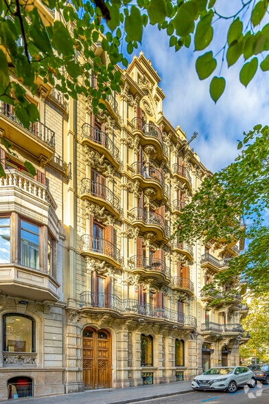 Retail in Barcelona, Barcelona to rent - Building Photo - Image 1 of 4