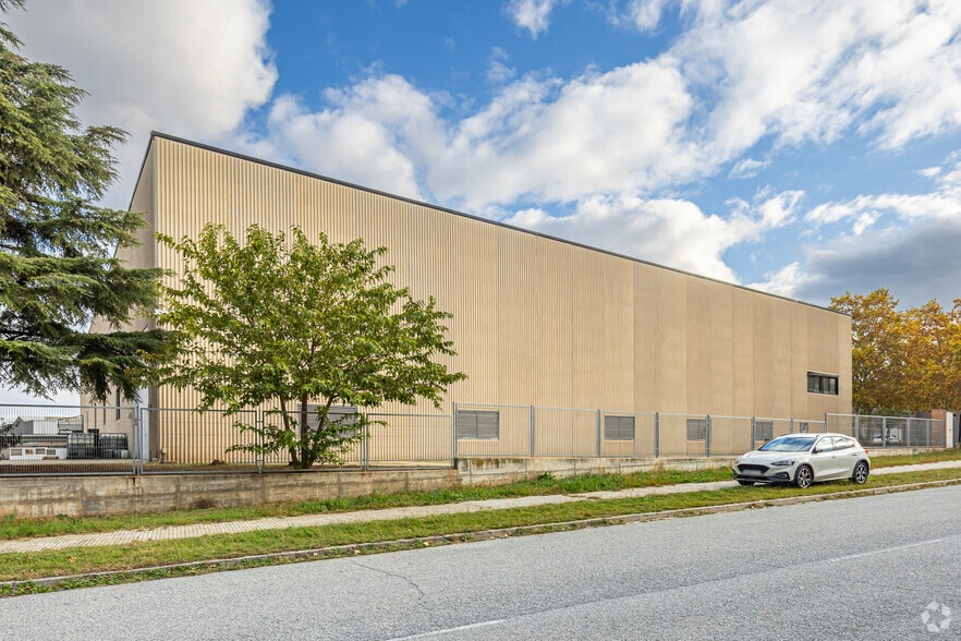 Carrer de Ramon Farguell, 51-53, Manresa, Barcelona for sale - Building Photo - Image 2 of 8