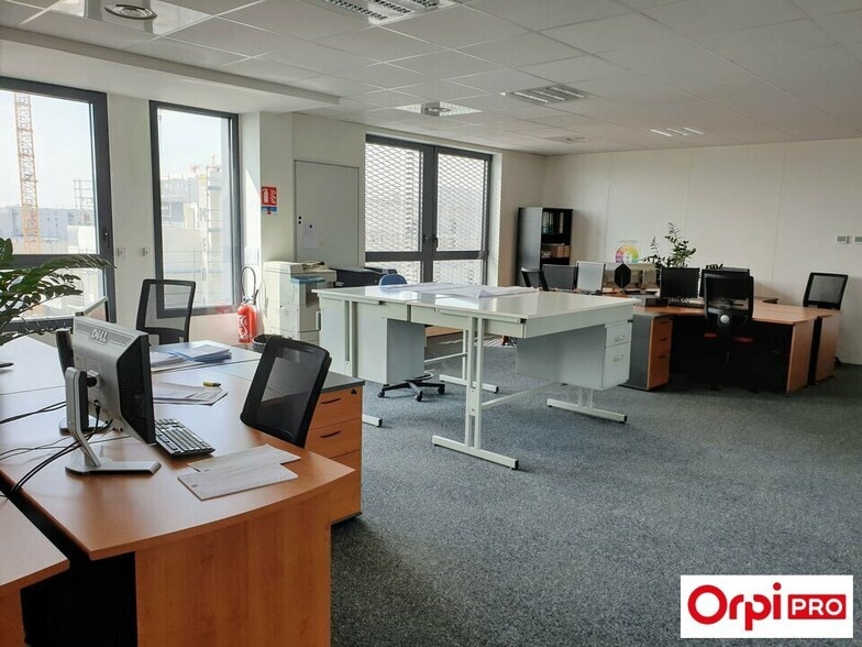 Office in Vaulx-en-Velin to rent - Interior Photo - Image 2 of 11