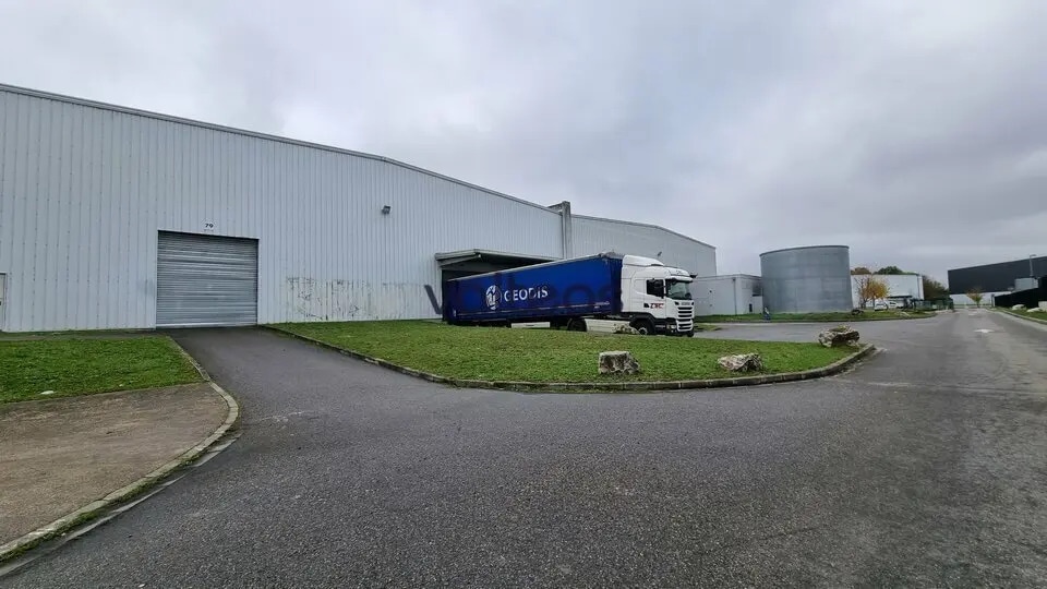 Location Local d'activités 2 670 m² - Photo 1