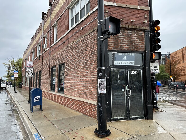 3200-3220 N Milwaukee Ave, Chicago, IL for rent - Building Photo - Image 3 of 15