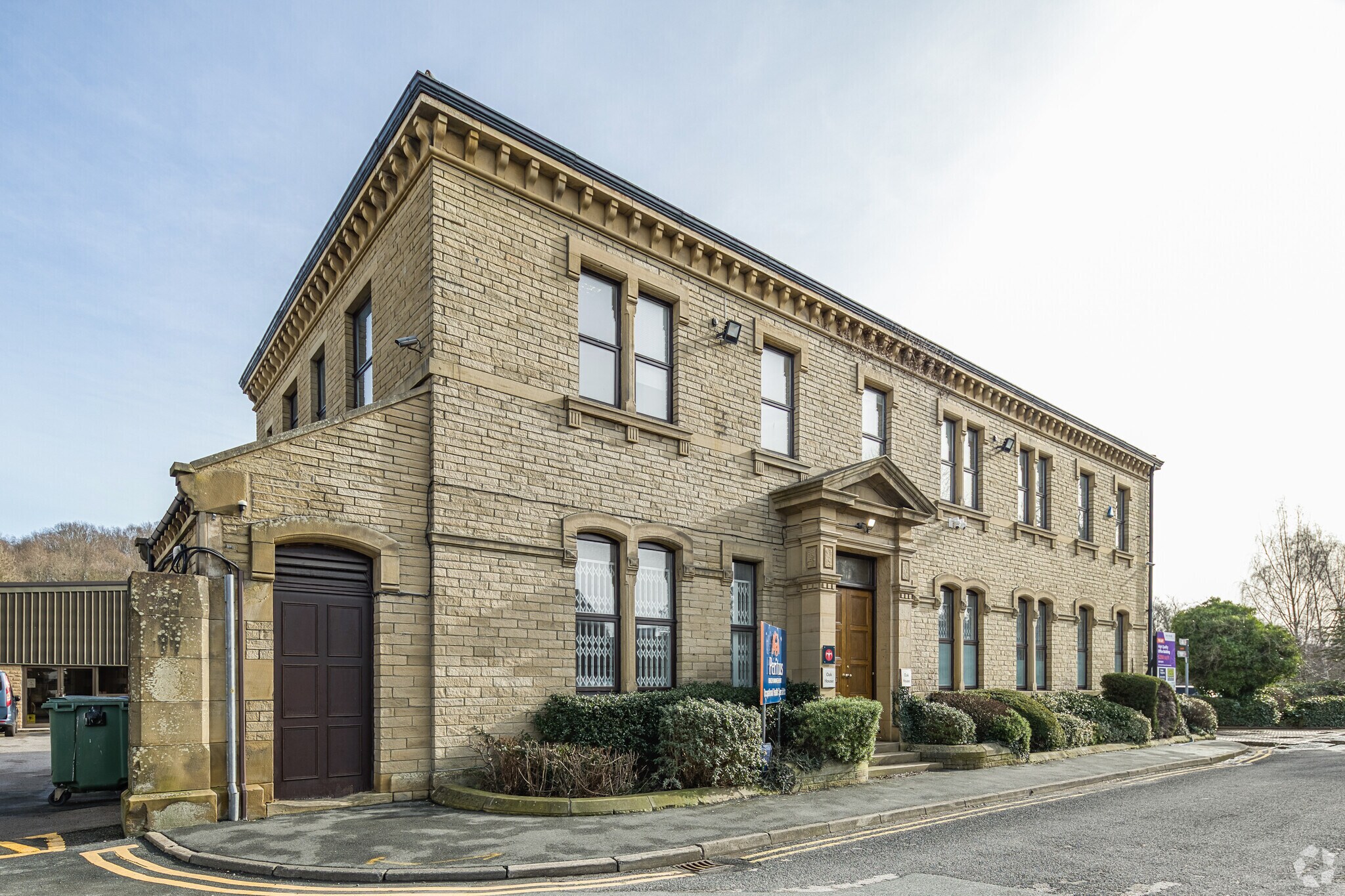 Woodvale Rd, Brighouse to rent Building Photo- Image 1 of 15