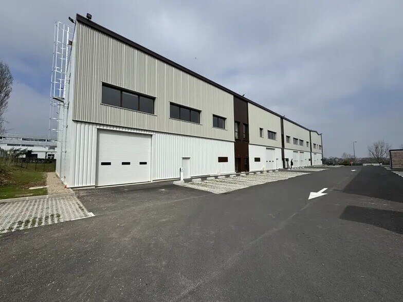 23 Rue Des Beaux Soleils, Osny to rent - Building Photo - Image 1 of 4