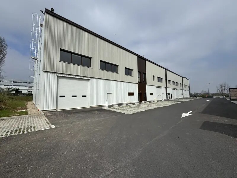 Light Industrial in Osny to rent Building Photo- Image 1 of 5