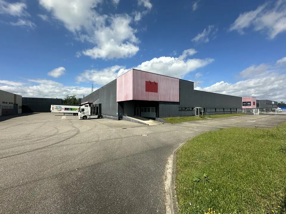 Location Entrepôt 3 815 m² - Photo 1