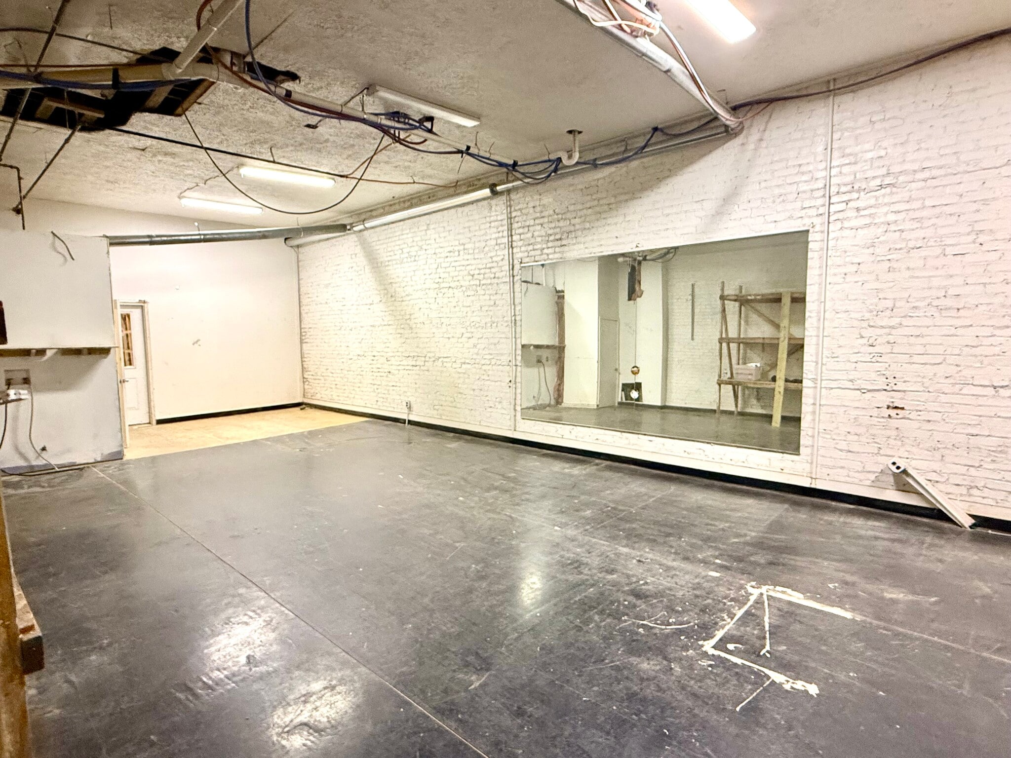 217 E Main St, Clinton, IL to rent Interior Photo- Image 1 of 7