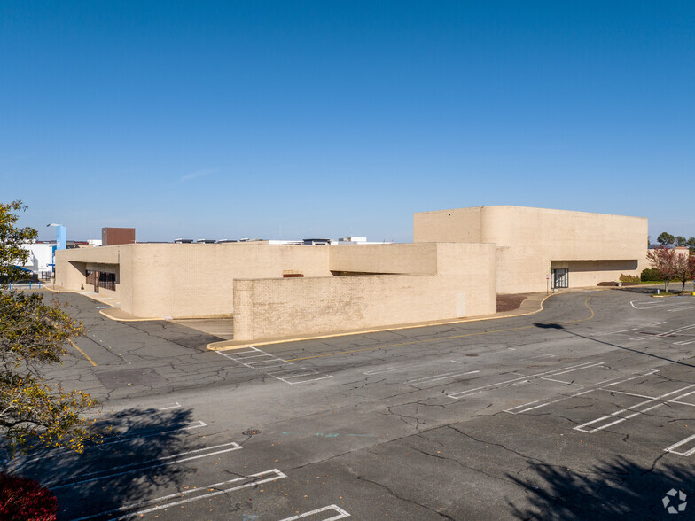 1400-1420 N Parham Rd, Richmond, VA for rent - Building Photo - Image 1 of 23