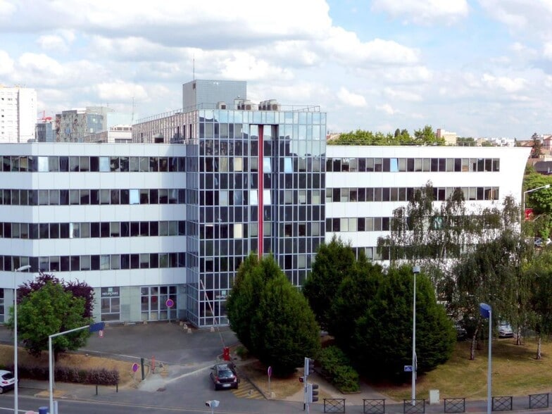 205 Avenue Georges Clemenceau, Nanterre to rent - Building Photo - Image 3 of 6
