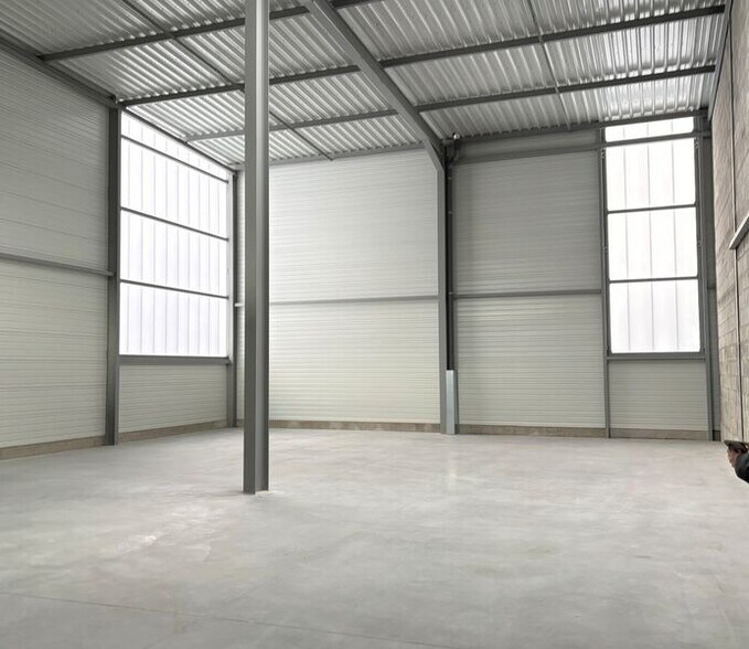 Light Industrial in OULLINS-PIERRE-BÉNITE to rent - Interior Photo - Image 1 of 5