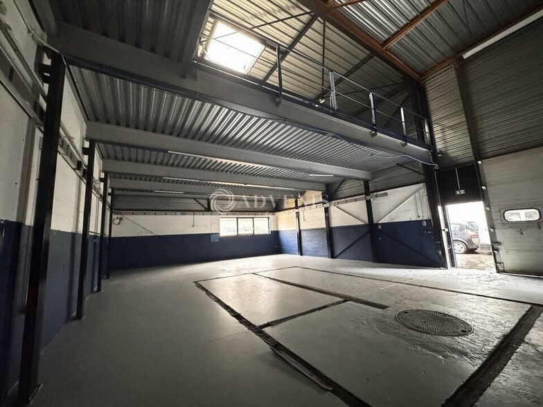 Light Industrial in Ozoir-la-Ferrière to rent - Interior Photo - Image 2 of 4