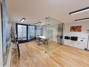 Pooley Dr, London to rent Interior Photo- Image 2 of 4