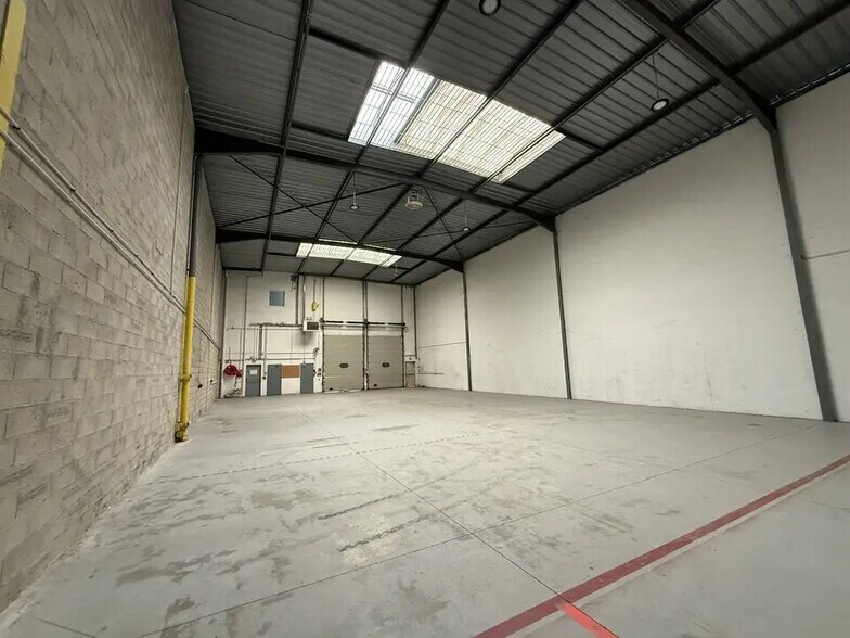 Office in Saint-Ouen-sur-Seine to rent - Interior Photo - Image 2 of 8